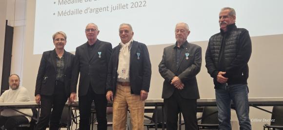 MEDAILLES D'ARGENT DE LA FFMJSEA 13 AU MEMBRES DU BUREAU DU CMS TIR MARIGNANE.jpg MEDAILLES D'ARGENT DE LA FFMJSEA 13 AU MEMBRES DU BUREAU DU CMS TIR MARIGNANE.jpg